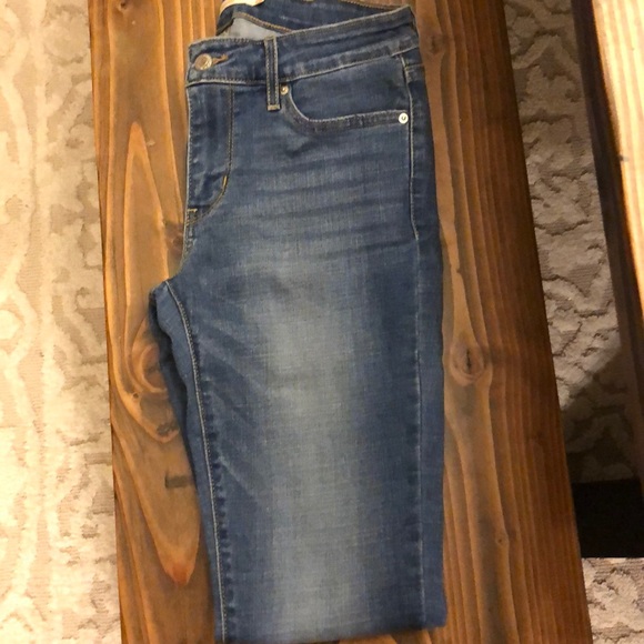 Women’s Levi jeans - Picture 2 of 2